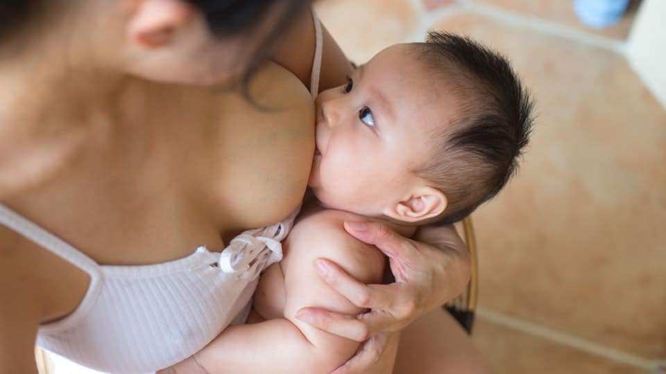 femme qui allète son enfant