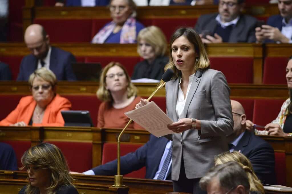Caroline-Janvier-dans-hémicycle-lecannabiste