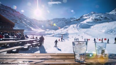 verres alcool devant pistes de ski